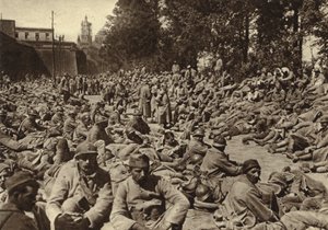 Verzamelpunt in de citadel van Laon, Frankrijk, voor Franse gevangenen gevangen genomen tijdens het Duitse Lenteoffensief, Eerste Wereldoorlog door Photographer German