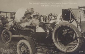 Kroonprinses Cecilie en prinses August Wilhelm van Duitsland op een Zeppelin landingsplaats door Photographer German