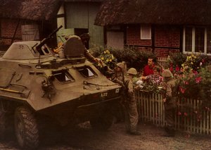 Tijdens een Rustpauze op een Mars, Soldaten van het Nationale Volksleger worden Hartelijk Verwelkomd door Inwoners