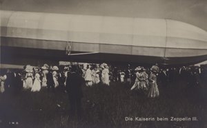 Keizerin Victoria Augusta van Duitsland met Zeppelin LZ III door Photographer German