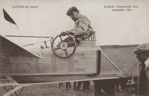 Franse vliegenier Hubert Latham aan de besturing van zijn vliegtuig, Tempelhof vliegveld, Berlijn, september 1909