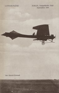 Franse vliegenier Hubert Latham vliegt over vliegveld Tempelhof, Berlijn, september 1909