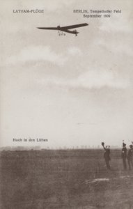 Franse vliegenier Hubert Latham vliegt over het Tempelhof vliegveld, Berlijn, september 1909 door Photographer German