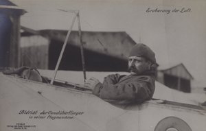 Franse vliegenier Louis Bleriot, de eerste die het Kanaal overvloog, in zijn eenvleugelvliegtuig door Photographer German