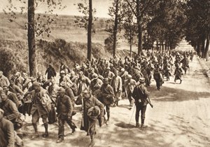 Franse gevangenen op de weg tussen Soissons en Fismes tijdens de Slag om de Aisne