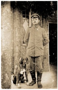 Duitse Leger Feldwebel (Sergeant) met een hond