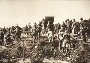 Duitse batterij beweegt vooruit over moeilijk terrein voor Fismes, gevangen Fransen op de voorgrond klaar om te worden vervoerd (zw/w foto) door Photographer German