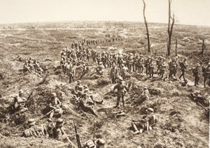 Duitse infanterie steekt Chemin des Dames over om de terugtrekkende vijand te volgen, 27 mei 1918 (zw/w foto) door Photographer German