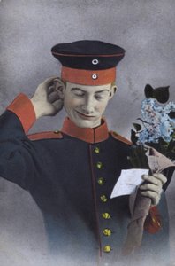 Duitse soldaat met een briefje en een bos bloemen door Photographer German