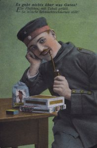 Duitse soldaat die zijn pijp rookt