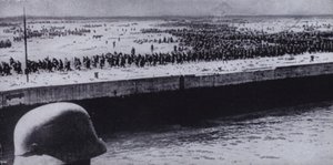 Duitse soldaat die geallieerde gevangenen op het strand van Duinkerken, Frankrijk, inspecteert, Tweede Wereldoorlog, juni 1940 (zw/w foto) door Photographer German
