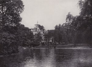Grote tuin, Karola-meer en restaurant (zwart-wit foto)