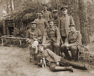 Groep Duitse soldaten met een hond