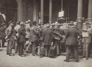 Hyperinflatie in Weimar Duitsland: leden van het publiek in de rij voor de Reichsbank in Berlijn met koffers om hun geld te dragen, juli 1923 door Photographer German