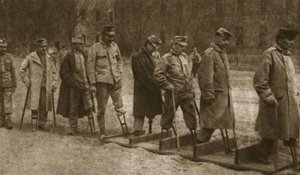 In het ziekenhuis van Brest-Litovsk: kreupele Oostenrijkers oefenen met kunstledematen, uit 