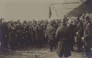 Kaiser Wilhelm II en Duitse luchtschipbouwer Graaf Ferdinand von Zeppelin na de landing van een van Zeppelins luchtschepen