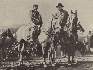 Kaiser Wilhelm II van Duitsland en de Amerikaanse president Theodore Roosevelt kijken naar het Duitse leger tijdens manoeuvres