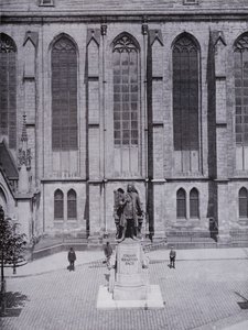 Leipzig: Thomaskirche met Bachdenkmal door Photographer German