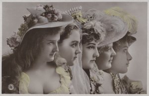 Rij vrouwen in historische kleding door Photographer German