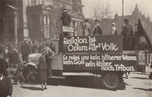 Vrachtwagen beklad met communistische slogans op de straten van Berlijn, Duitsland