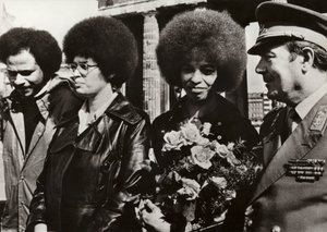 Op 11 september 1972 werd de moedige Amerikaanse communist en burgerrechtenverdediger Angela Davis hartelijk verwelkomd door de soldaten van het Nationale Volksleger van de Duitse Democratische Republiek bij de Brandenburger Tor door Photographer German