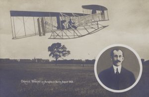 Orville Wright vliegt met zijn vliegtuig in Berlijn, augustus door Photographer German