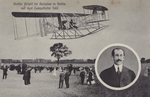 Orville Wright vliegt met zijn vliegtuig over het Tempelhof vliegveld, Berlijn door Photographer German