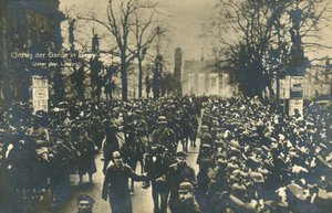 Terugkerende Duitse troepen marcheren op Unter den Linden, Berlijn, december 1918