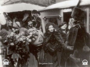 Still uit de film "The Scarlet Empress" met Marlene Dietrich door Photographer German