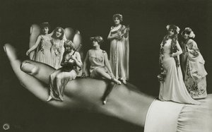 Surrealistische hand die verschillende vrouwen vasthoudt