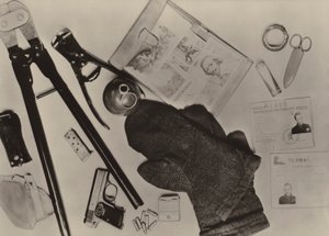 De uitrusting van de terrorist Wohlfarth die op 9 december 1961 vanuit West-Berlijn binnendrong... door Photographer German