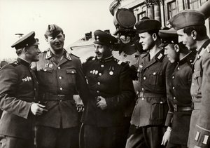 De soldaten van het Nationale Volksleger onderhouden nauwe vriendschap met de soldaten van het Sovjetleger