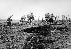 Duitse stormtroepen van de Eerste Wereldoorlog rukken op bij Sedan met zakken granaten om hun nek, Westfront
