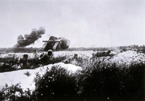 Duitse stormtroepen uit WOI gewapend met vlammenwerper, ondersteund door een buitgemaakte Britse Mark IV tank door Photographer German