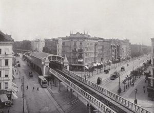Wiener Strasse Met Hochbahn-Bahnhof door Photographer German
