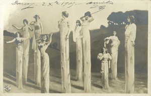Vrouwen op stelten verkleed als asperges door Photographer German