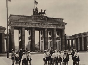 Jonge pioniers komen naar de Brandenburger Tor, het herkenningspunt van Berlijn, om hun vrienden, de grenswachten, te zien