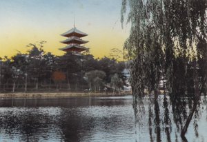 Japan, ca. 1912: Uitzicht op de pagode in Nara vanaf Sarusawa-vijver