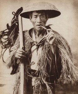Japanse koelie (landarbeider) met een hoed om hem te beschermen tegen zware regen in de rijstvelden (zw/w foto) door Photographer Japanese