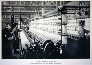 Vrouwelijke arbeiders aan het werk in een Japanse spinnerij door Photographer Japanese