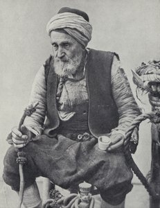 Boer die een waterpijp rookt, Izmir, Turkije door Photographer Turkish