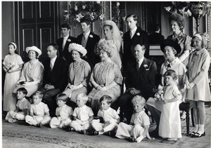 Groepsfoto van het huwelijk van Lord Hartington en Amanda met HM de Koningin en de Koningin Moeder, 28 juni 1967