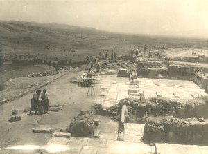 Uitzicht op opgravingen van het Phaistos-paleis, Italiaanse archeologische missie geleid door Luigi Pernier en Federico Halbherr, Kreta, Griekenland