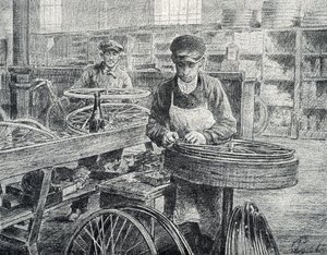 Arbeiders die de spaken aan de velgen van een fiets bevestigen tijdens de fabricage gravure uit de collectie van Pierre Calmette door Pierre Calmettes