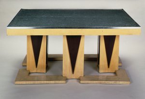 Tafel, door Pierre-Emile Legrain, in donker gelakt esdoornhout, Art deco stijl. Frankrijk, 20e eeuw door Pierre E. Legrain