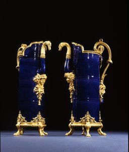 Twee kruiken, ca. 1767 door Pierre Gouthière