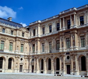 Architectuur: uitzicht op de vierkante binnenplaats van het Louvre