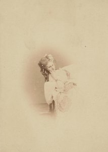[Gezeten in Ritrosetta-jurk], 1861-67 door Pierre Louis Pierson