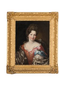 Portret van Madame Valentinous, halflang, in een rood geborduurde jurk met een blauwe en grijze omslag