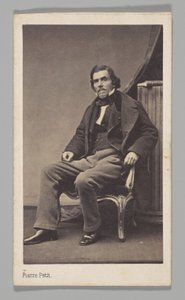 [Studioportret: Eugène Delacroix zittend op een stoel] door Pierre Petit